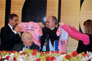 Zomegnan consegna le Maglie Rosa a La Russa e Meloni[1].JPG